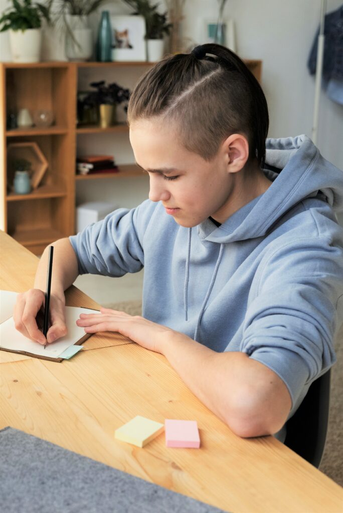 LYON

Cabinet triple boucle Elodie Gébleux remédiation écriture manuscrite à tout âge élèves primaire collège lycée étudiants adultes dysgraphie graphopédagogie méthode 5E

Mon enfant écrit trop gros trop petit